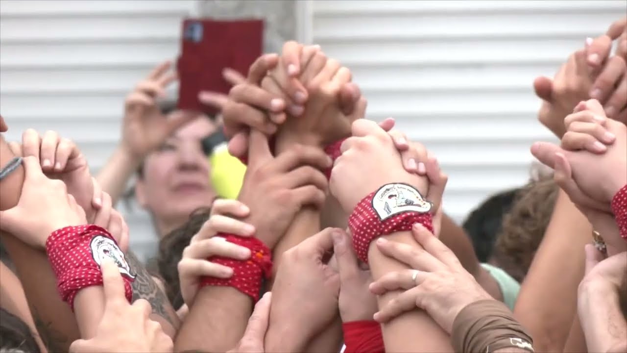 Els Castellers de Mollet brillen a la Fira d’Artesans amb una actuació completa