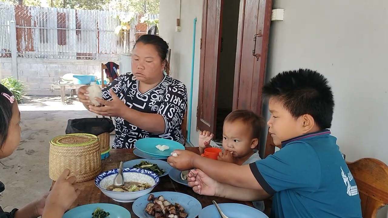 #น้องดาวมาช่วยงานเตรียมทำของออกไปขายพาลูกกินข้าวกับปิ้งหมูส้มผักแซ่บๆจ้า