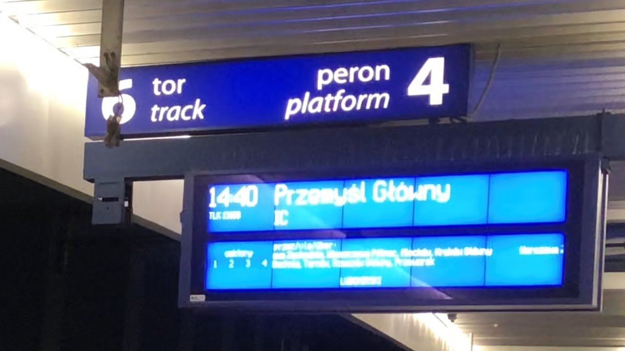 Zapowiedzi pociągów na stacji Warszawa Centralna i kilka odjazdów PKP Intercity