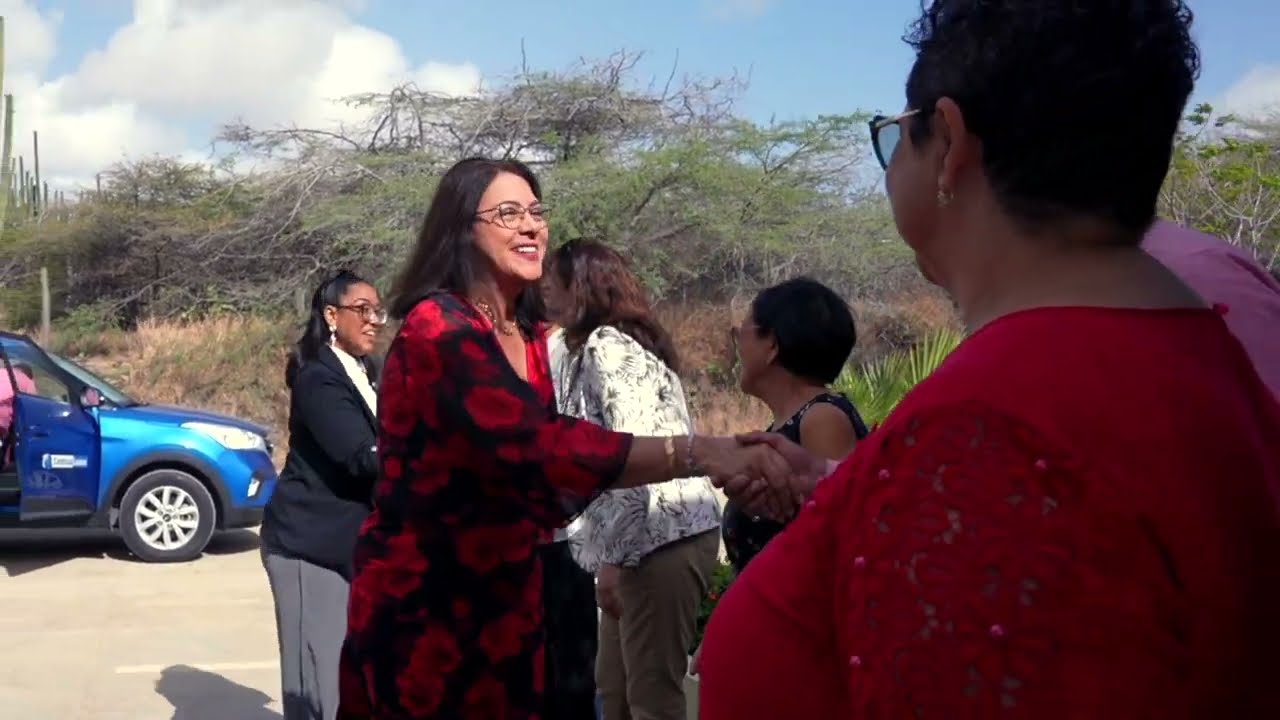 Minister drs. Mervin Wyatt-Ras a bishita Stichting voor Verstandelijk Gehandicapten Aruba