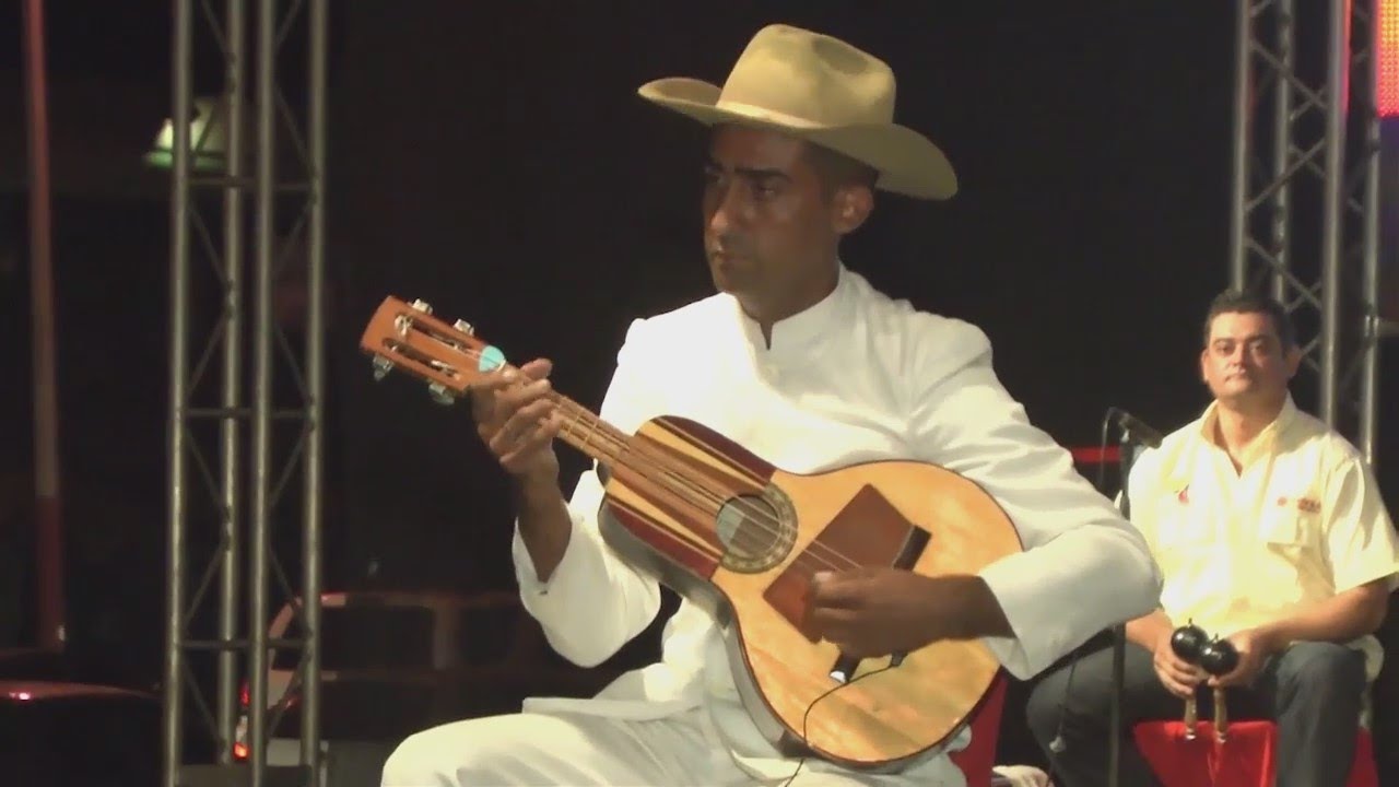 EL HIJO DEL REY DE LA BANDOLA LLANERA ANSELMO LOPEZ ALEX LOPEZ EN EL FESTIVAL DE BANDOLAS BARINAS