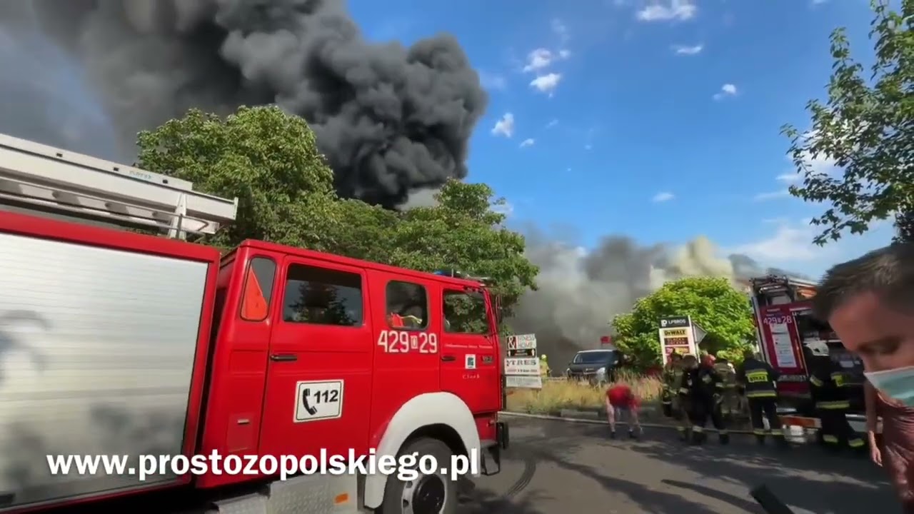 Czarny dym nad Kędzierzynem-Koźlem. Spłonęła hala z rowerami i hulajnogami elektrycznymi
