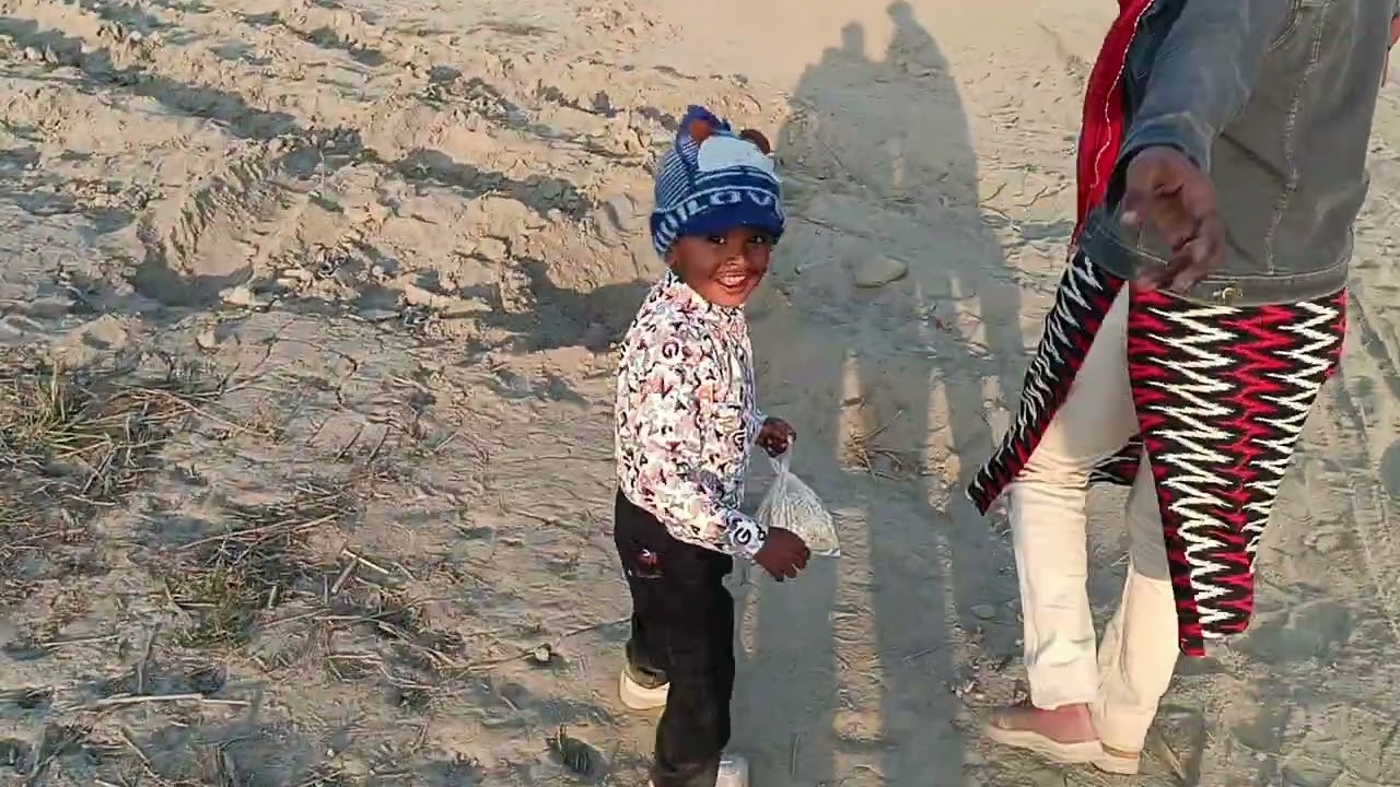 Jamuna per Aaye The ghumne ke liye abhi to Jamuna mein Pani kam hai garmi mein Pani jyada aaega 
