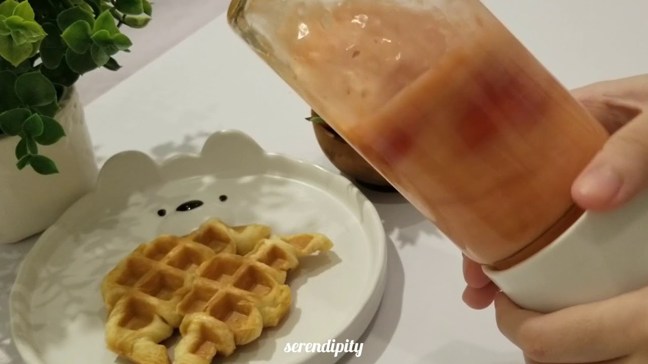 CROFFLE AND STRAWBERRY JUICE | serendipity | home cafe