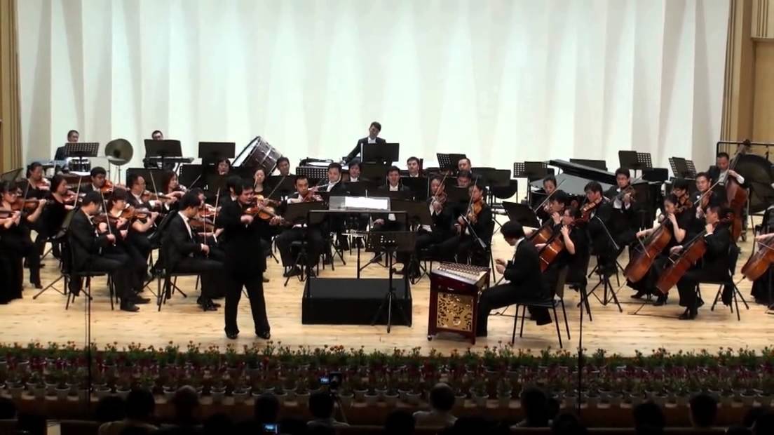 Li Chuan Yun (李传韵) plays Vittorio Monti's Czardas (Cs&aacute;rd&aacute;s).