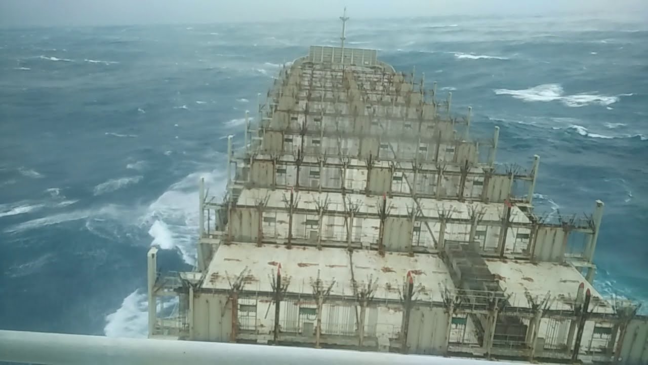 BIG CONTAINER VESSEL UNDER EXTREME WEATHER CONDITIONS CHINA SEA PART 1