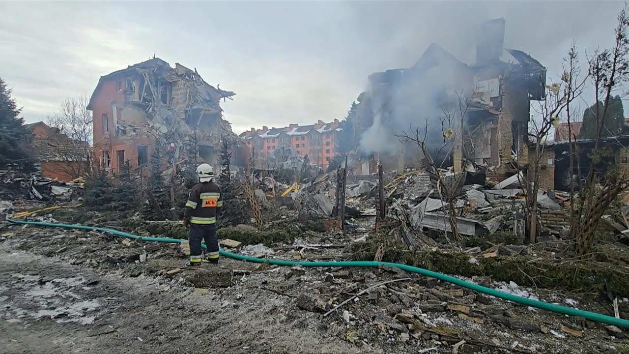 Rusia lanza andanada de ataques en Ucrania en vísperas del cuarto aniversario de la invasión | AFP