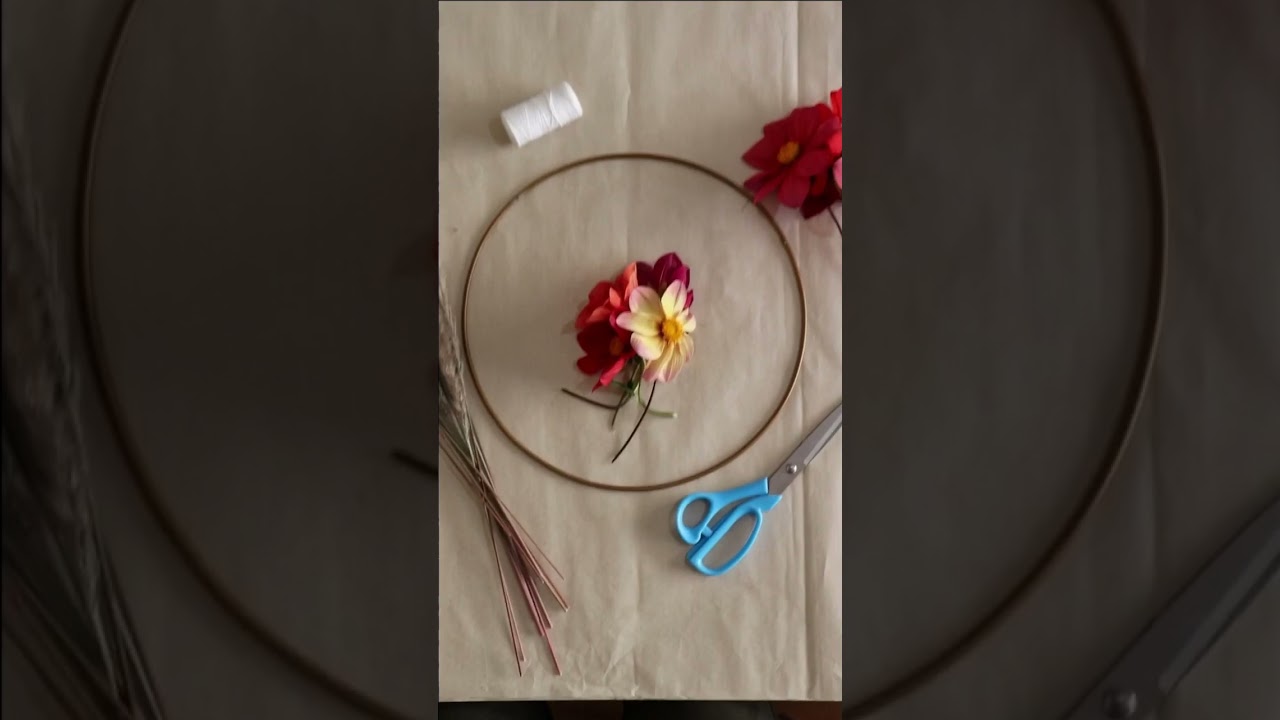 Easy DIY Fall Wreath With Wire Frame #diy #wreaths #diycrafts #trending