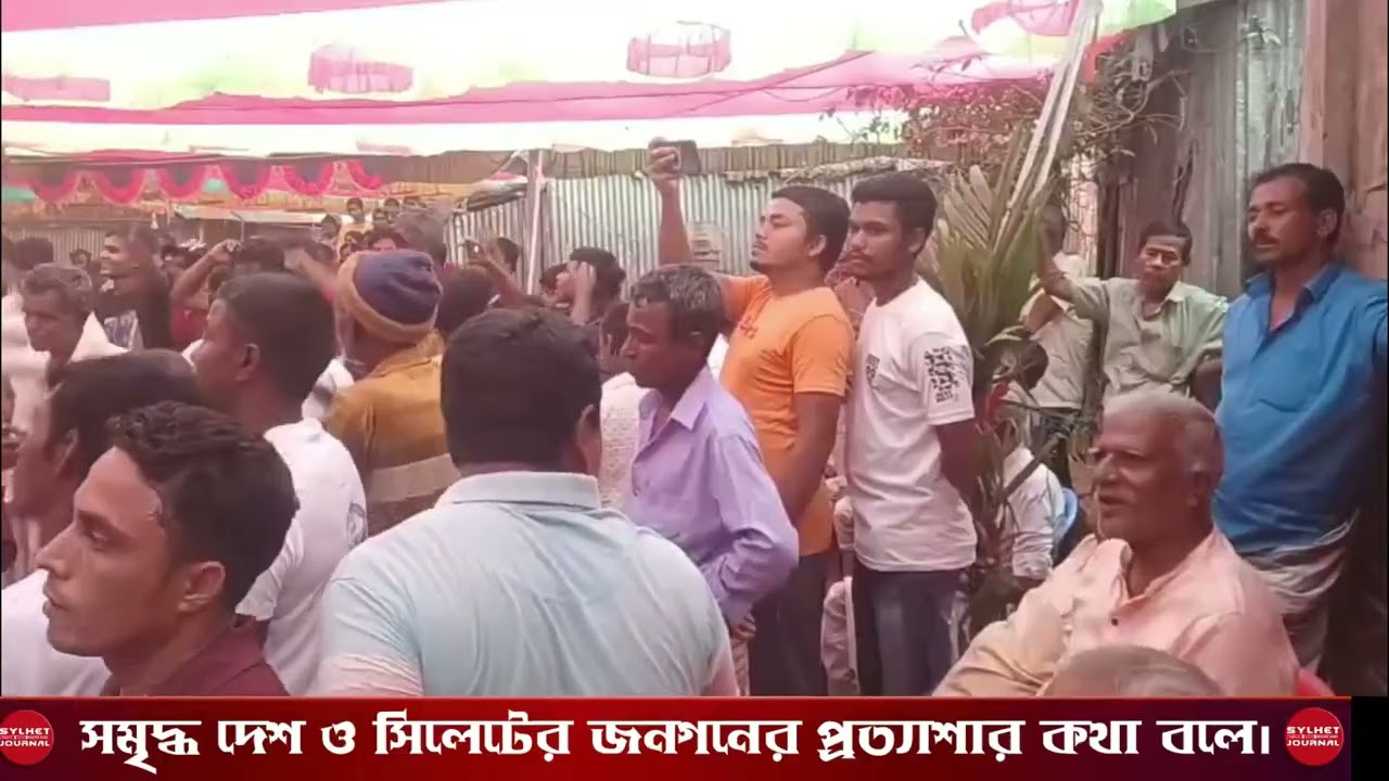 সুনামগঞ্জের শাল্লা উপজেলার রঘুনাথপুর গ্রামে অনুষ্ঠিত হোলি গানের দৃশ্যে
