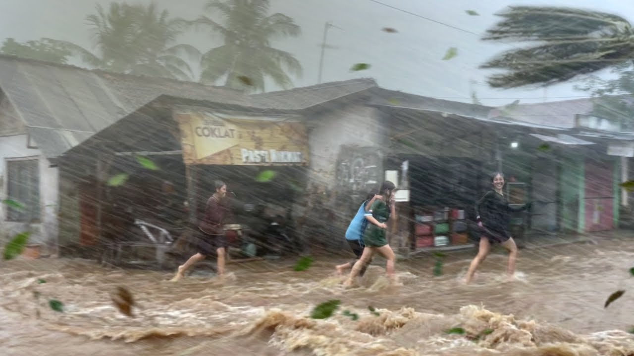 ЭКСТРЕМАЛЬНАЯ ПОГОДА ⛈️ Сильный дождь и сильный ветер в деревне Ред Сойл. Очень освежающий