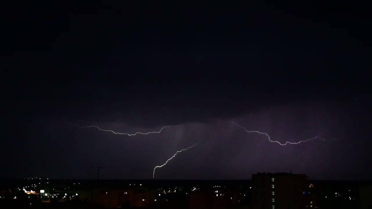 Burze nocne 13.07.2025 w Beskidach Polskich widziane z Tychów.
