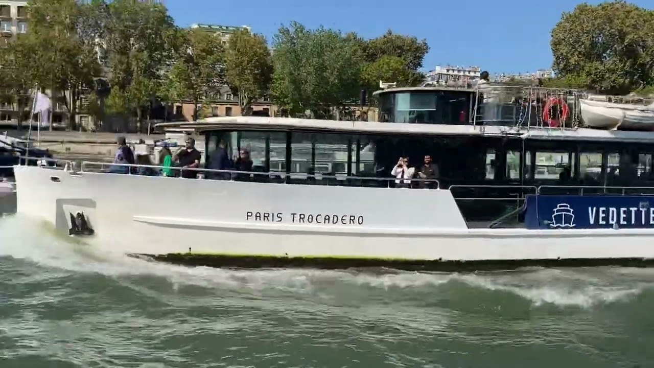 Paris , les Bateaux-Mouches ( obligatorio )n&uacute;mero uno en su lista de las diez cosas que hacer .
