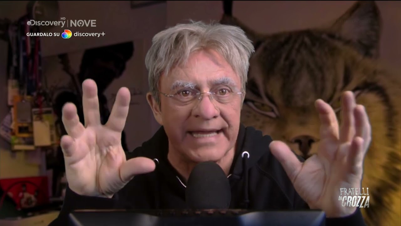Crozza Red Ronnie: “Nel cielo ci sono un sacco di flottiglie di UFO che ci stan guardando...”