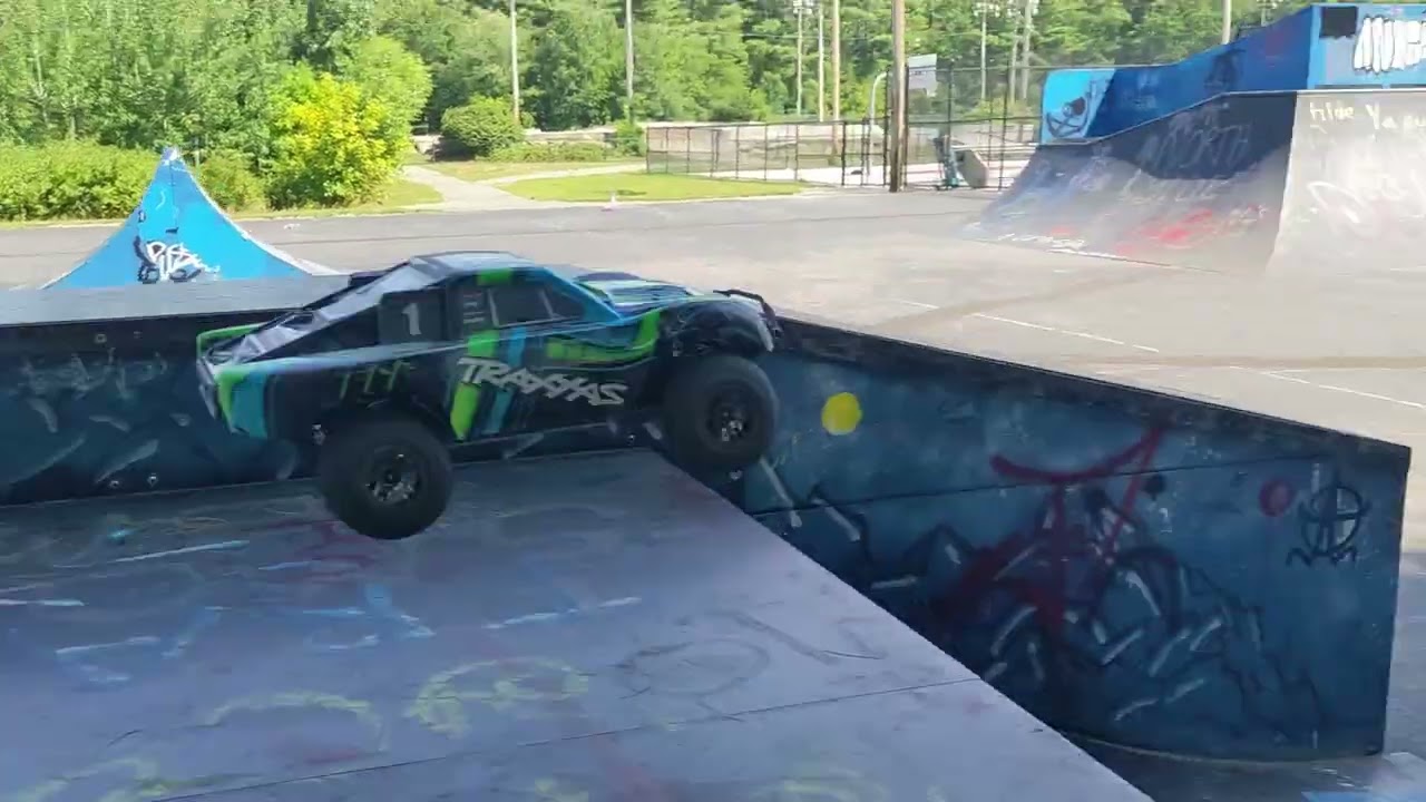 Traxxas Slash Ultimate 4x4 - First track runs & Bashing