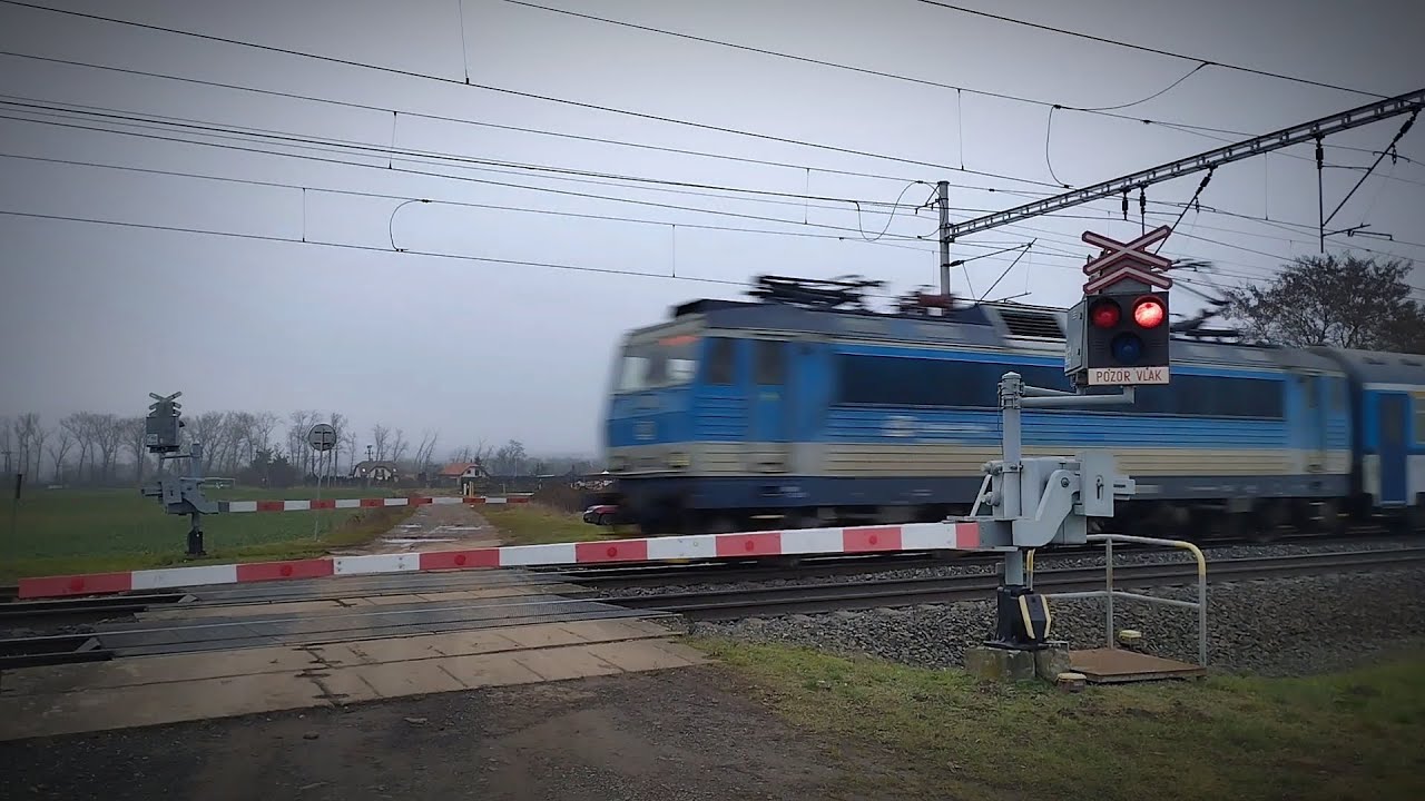 Železniční přejezd [P2410] Horní Počaply (v polích) - AŽD 71 (Výstražník A)