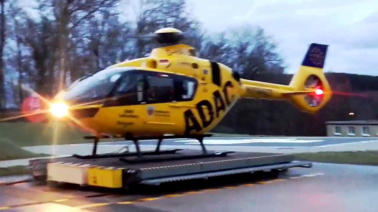 Extrem Landung Rettungshubschrauber bei Sturm
