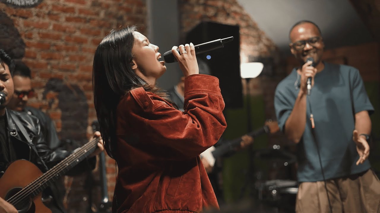 SAPHIRA ADYA - 1/2 - Live at Earhouse