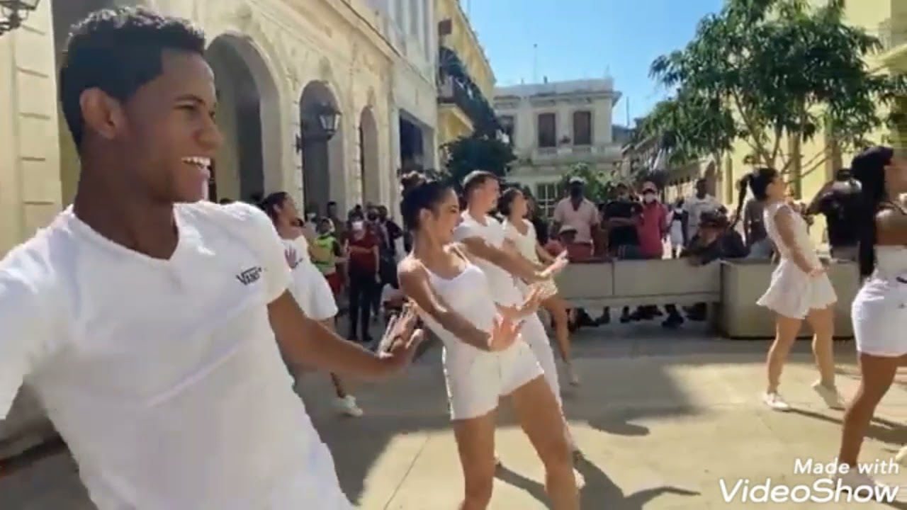 DANCING ON DESIRELESS      (VOYAGE VOYAGE)