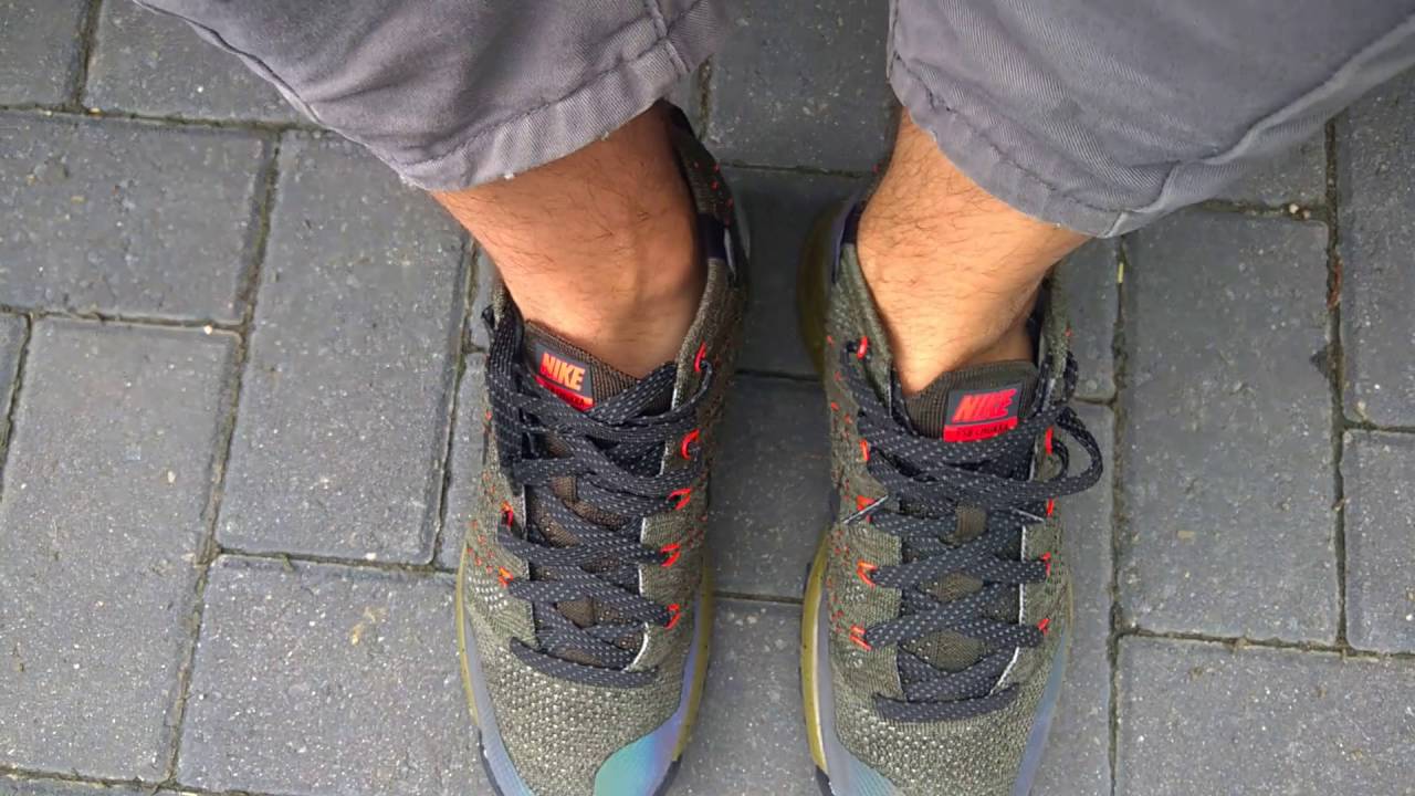 Nike Flyknit Chukka FSB shoeplay and his sockless feet