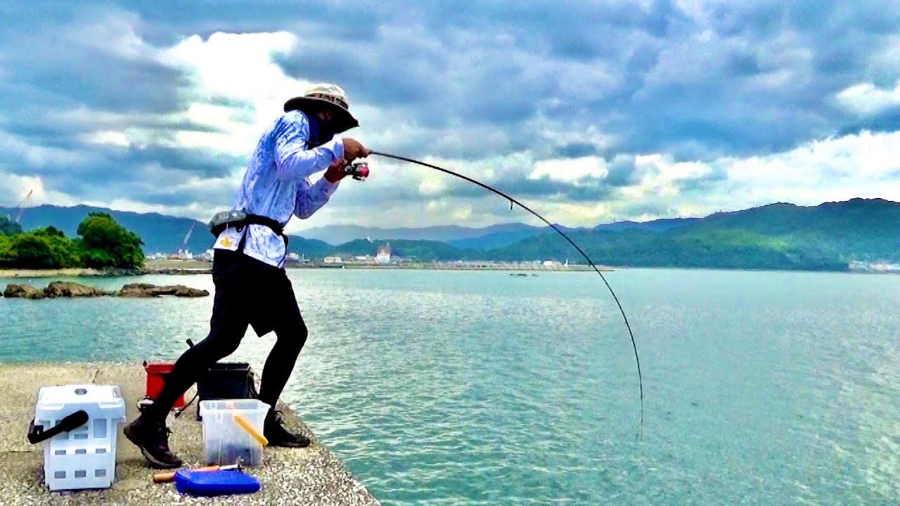 堤防際の巨大魚を、アジングロッドで掛けた釣り人の末路【衝撃】