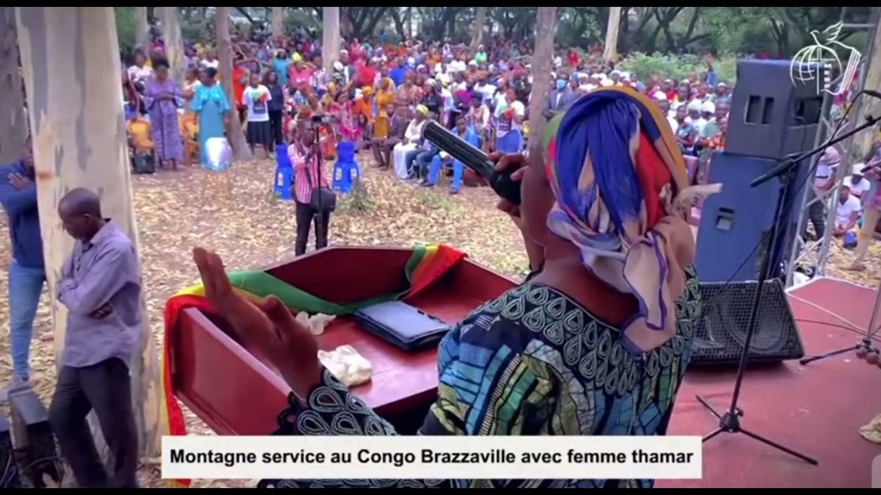 FEMME THAMAR,  NA PRIERE  NA BRAZZAVILLE.