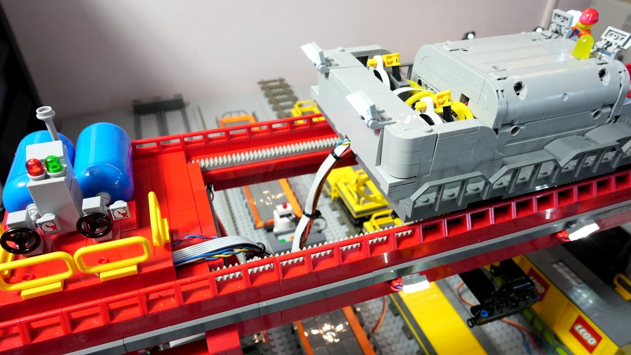 Automated container terminal WIP E44: first movement of the red crane!