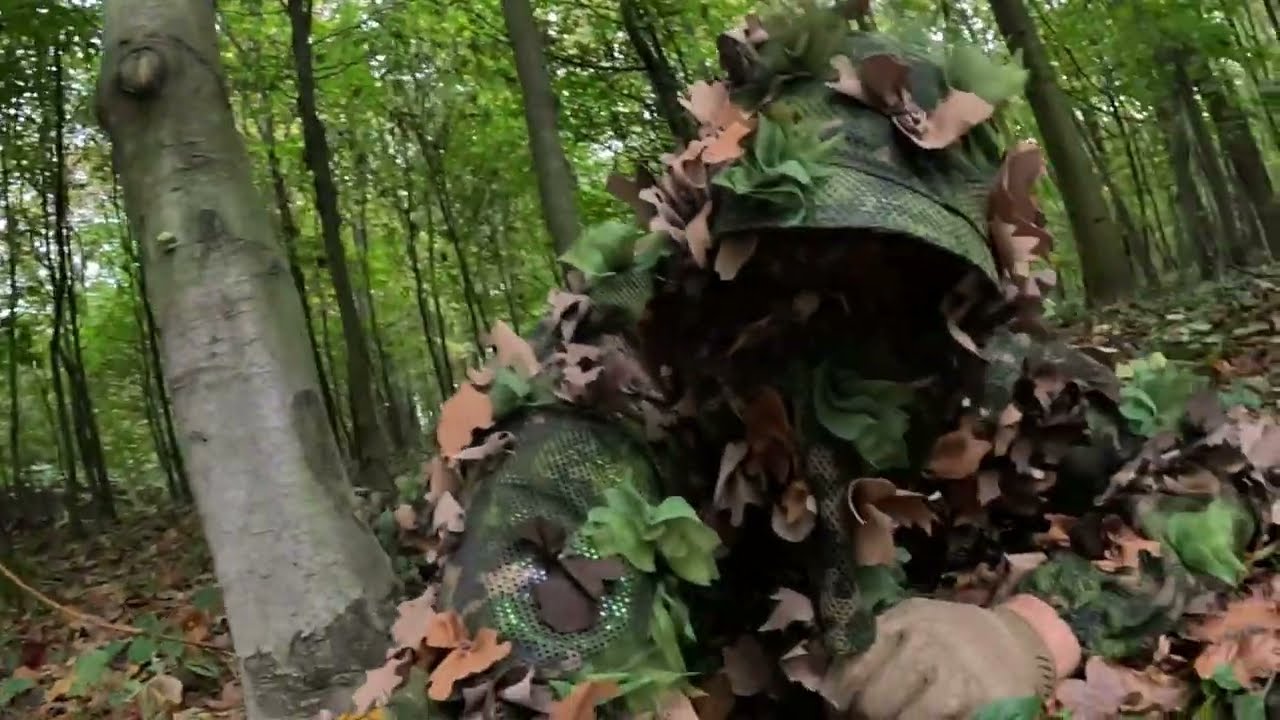 Testování ghillie hejkala maskování v Bělském lese v Ostravě u frekventované cesty