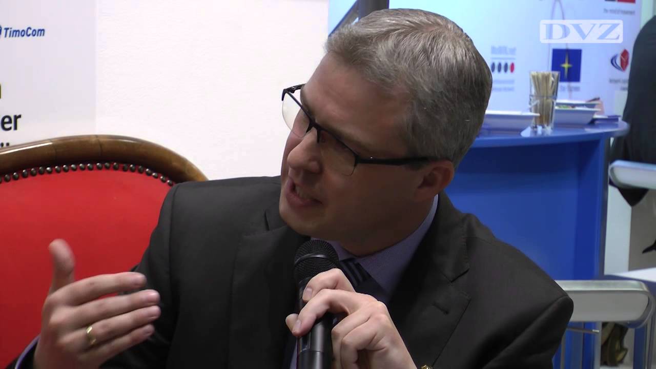 transport logistic 2015: Constantin Lutz auf dem Roten Sofa der DVZ