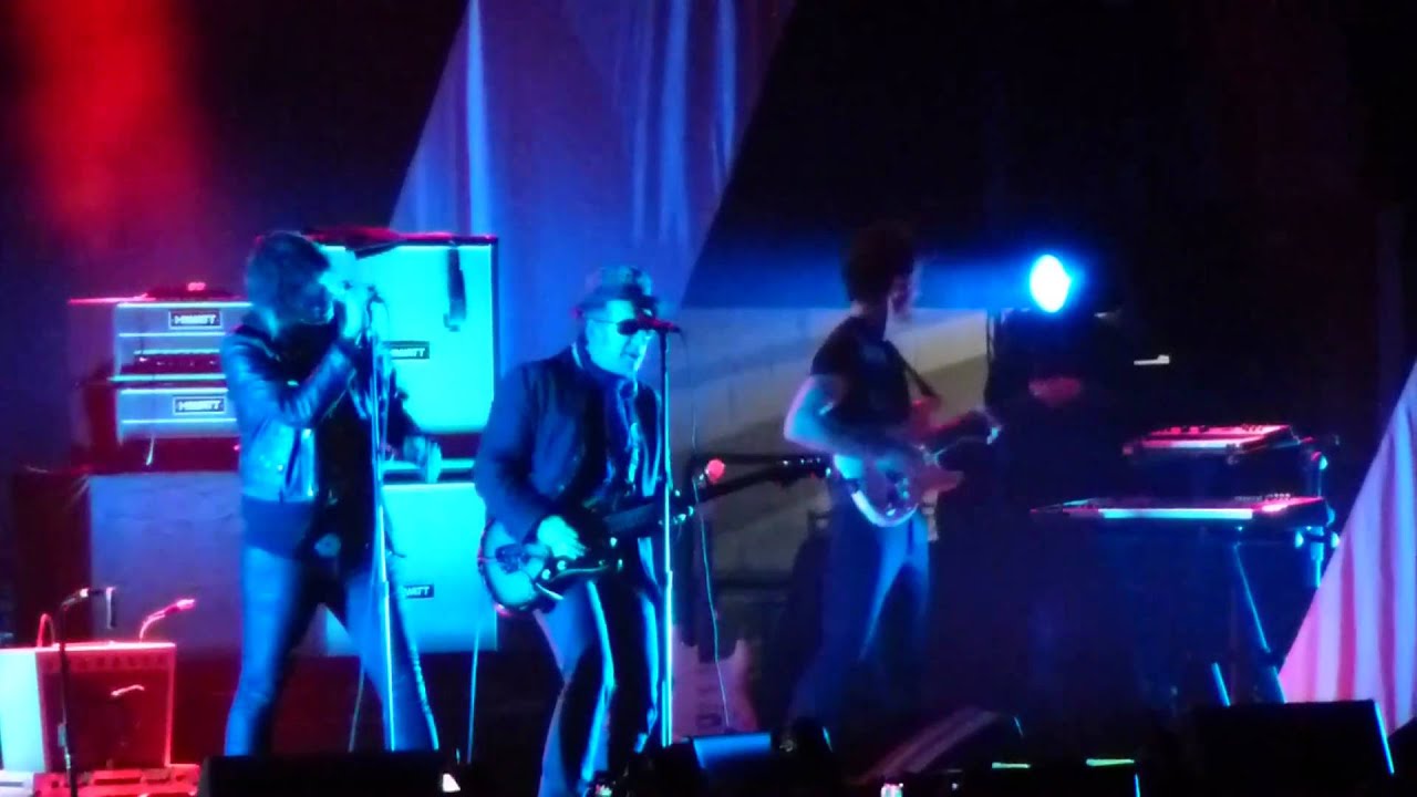 the strokes ft. elvis costello - taken for a fool - FULL SONG (live madison square garden 4/1/2011)