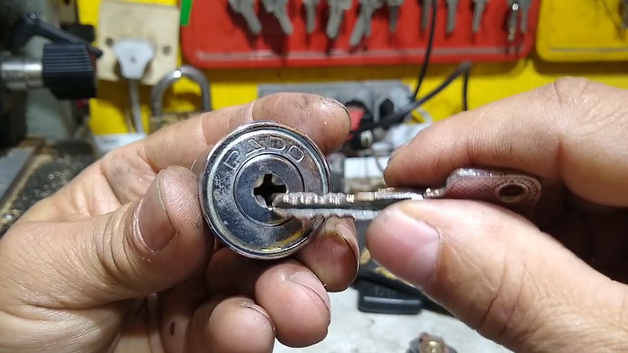 veja porque a fechadura abre  por dentro e nao abre por fora mesmo utilizando a mesma chave!