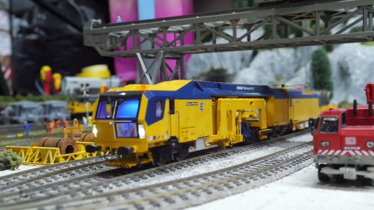H0 Model railways -  track tamping machine in service