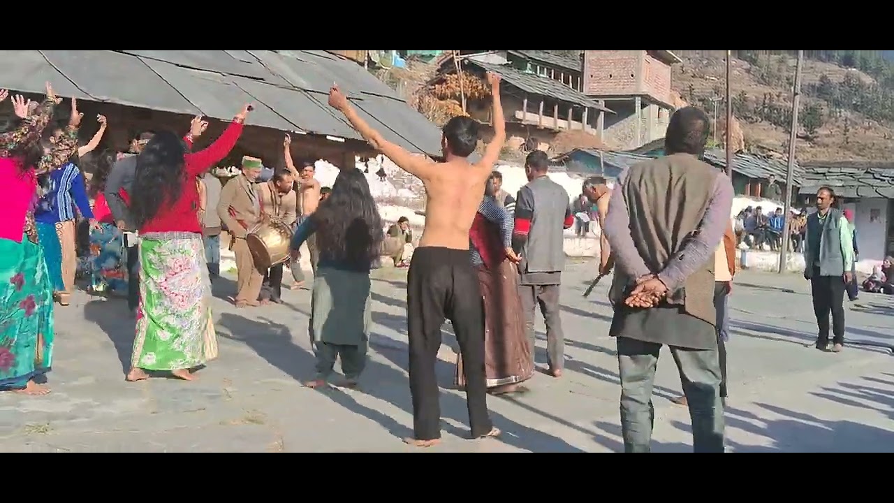 सरनौल के पांच पांडवों द्वारा खूबसूरत नृत्य