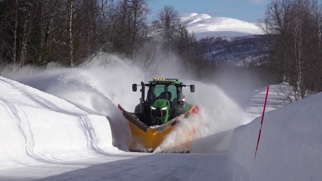Snowplowing with Deutz-Fahr 7250 TTV in Northern Norway