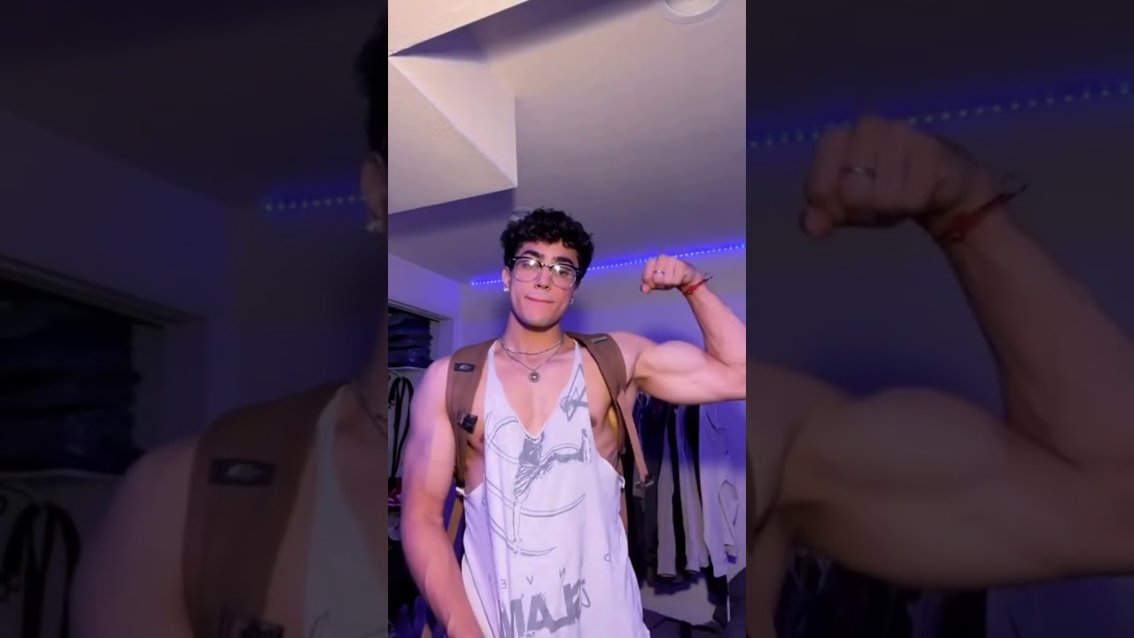 Pose biceps #sixpack #bodybuilder #muscle #shorts #flex #viral #muscleman #binaraga #workout