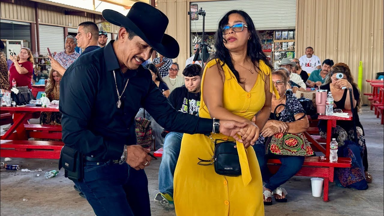 Gonzalo bailando con su hija en la pulga de Álamo Texas RGV 