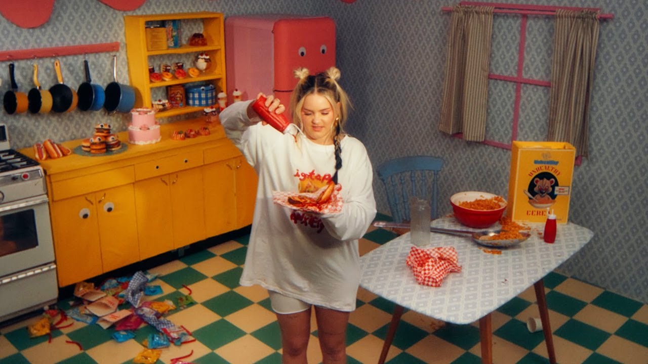 Anne-Marie &ndash; UNHEALTHY feat. Shania Twain (Official Visualiser)