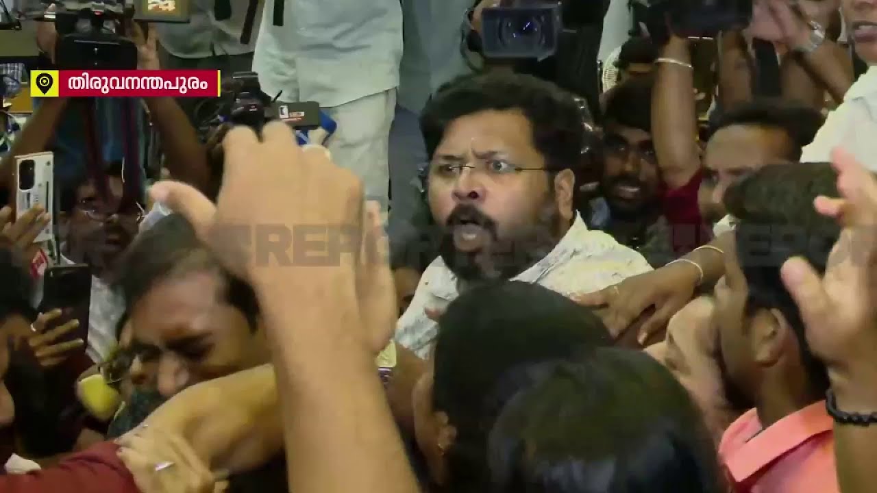 സ്ത്രീ കൗൺസിലർമാർ തമ്മിൽ ഉന്തും തള്ളും, ശബരീനാഥിനെ മർദിക്കാൻ ശ്രമം | UDF-BJP Protest