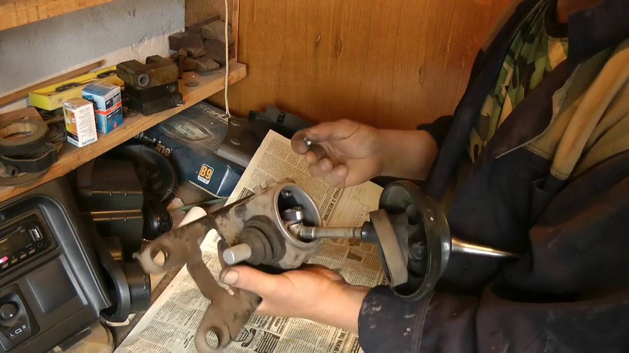 Снятие коробки передач с Шевроле Нива