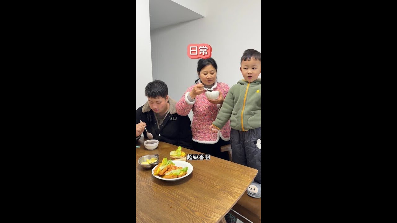 冰箱搜出来不要的猪皮 洗干净用来做猪皮冻 冬日限定的菜 兜兜生病挂水了 今年的第二次了