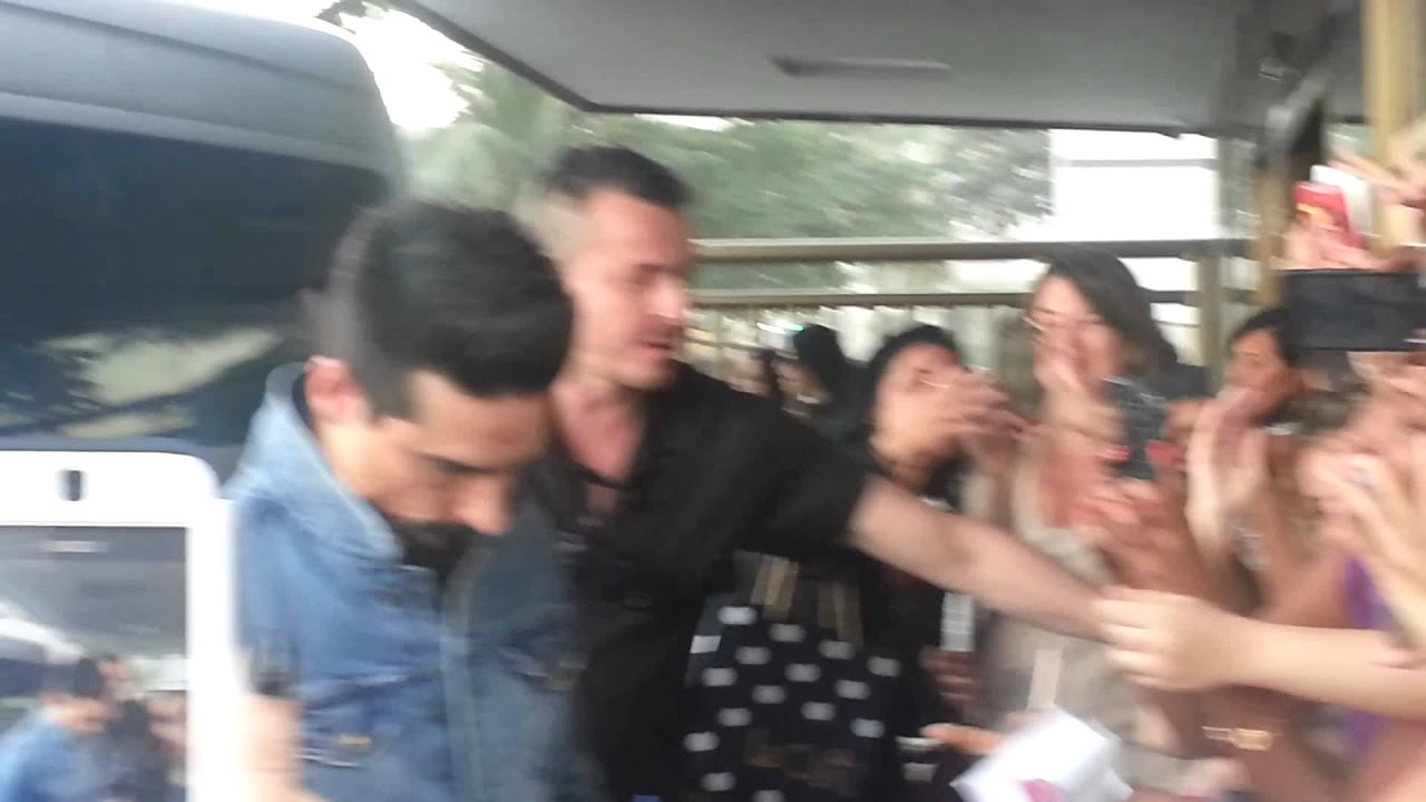 Backstreet Boys saindo do hotel no Rio e Kevin atendendo os fãs