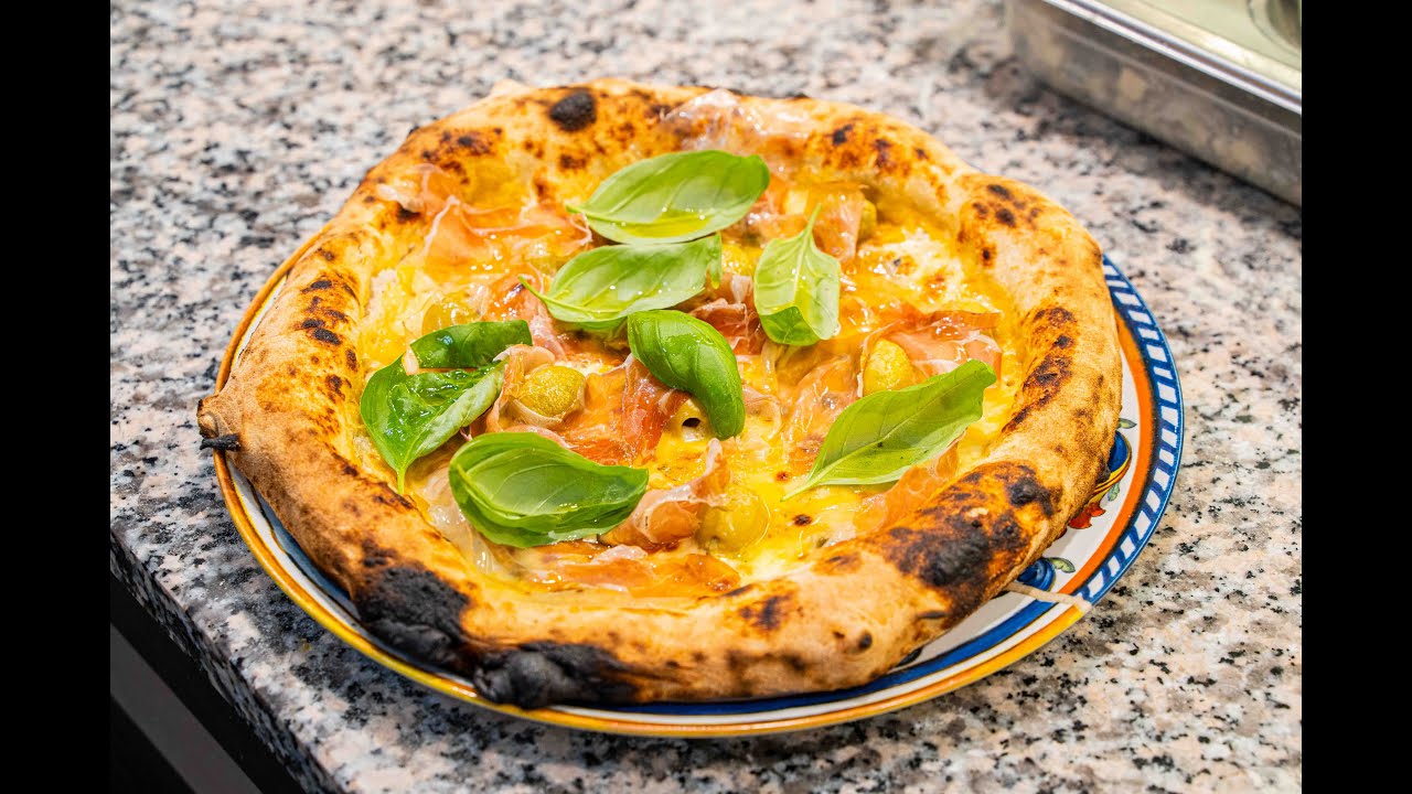 Giallo Pizza feltétezése sütése Fonyódon a Pelso Pizzeriában!