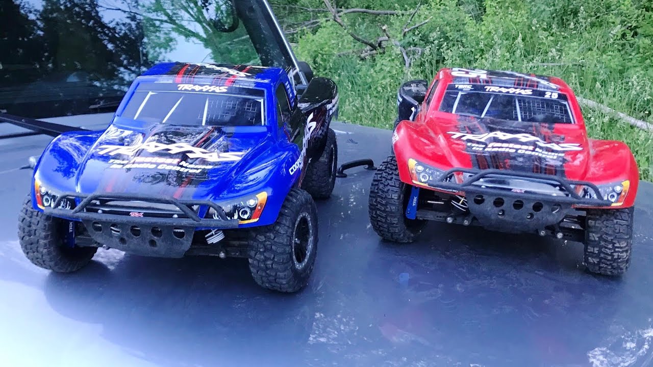 Traxxas Slash 4x4 Ultimate vs Traxxas Slash 4x4 VXL - DRAG RACING!!