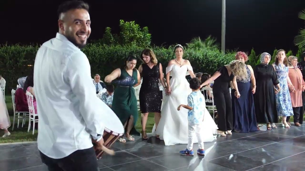 HALAY BAŞI MÜKEMMEL OYNADI - EŞARBINI YAN BAĞLAMA HALAY