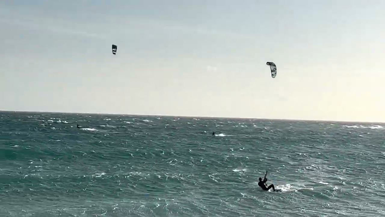 Wind- und Kitesurfing bei Starkwind in Los Caños de Meca