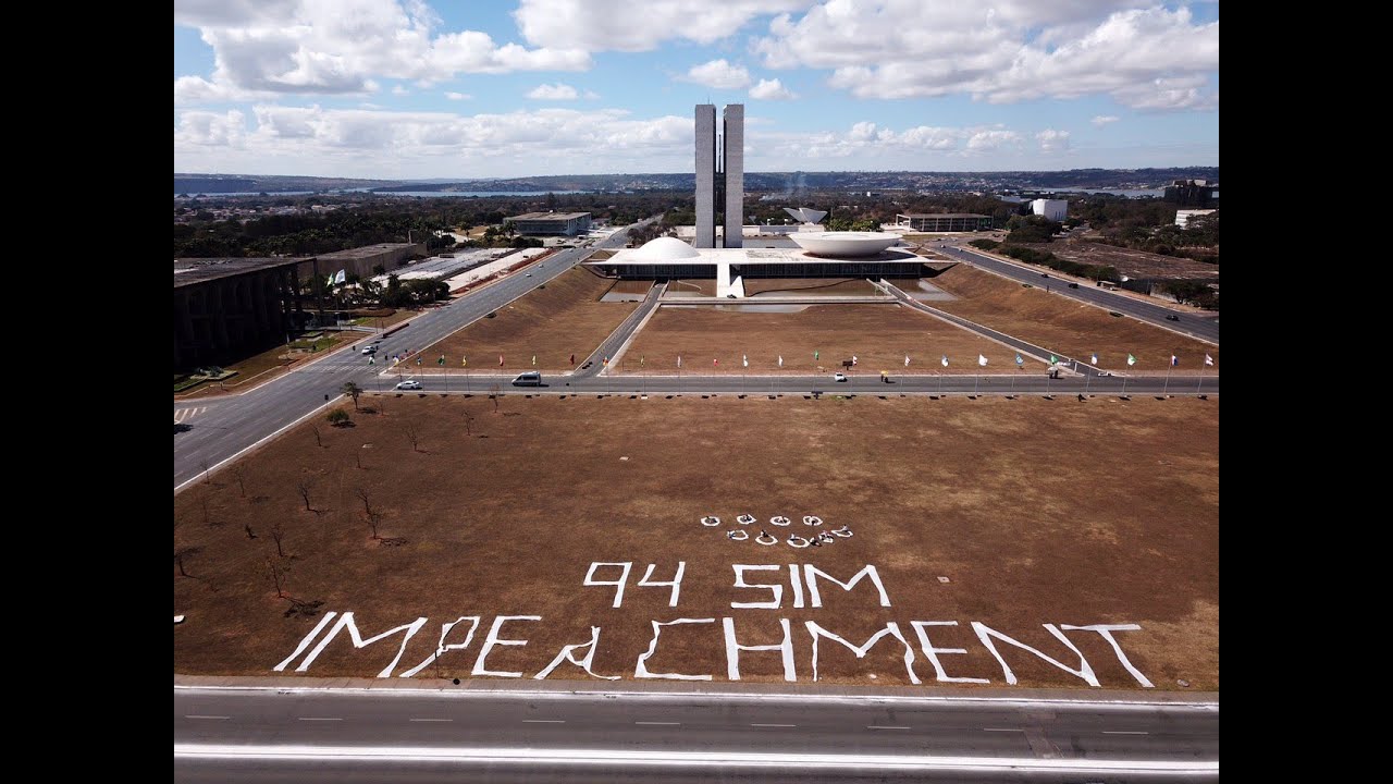 Manifestantes defendem impeachment de Bolsonaro em ato na Esplanada