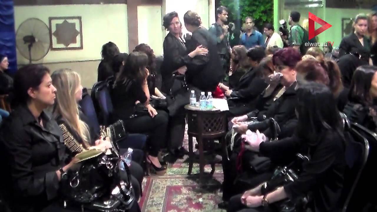 نبيلة عبيد وإلهام شاهين وميرفت أمين في عزاء المخرج مدحت السباعي