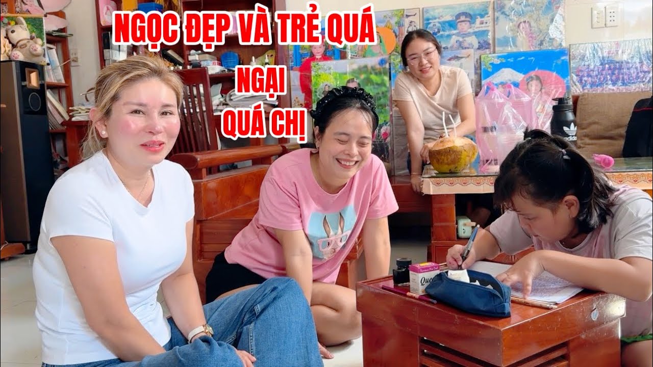 Chị Tiên đến nhà hướng dẫn Khương Dừa các món ăn vặt, gặp cô giáo Ngọc ở ngoài thấy trẻ đẹp hơn