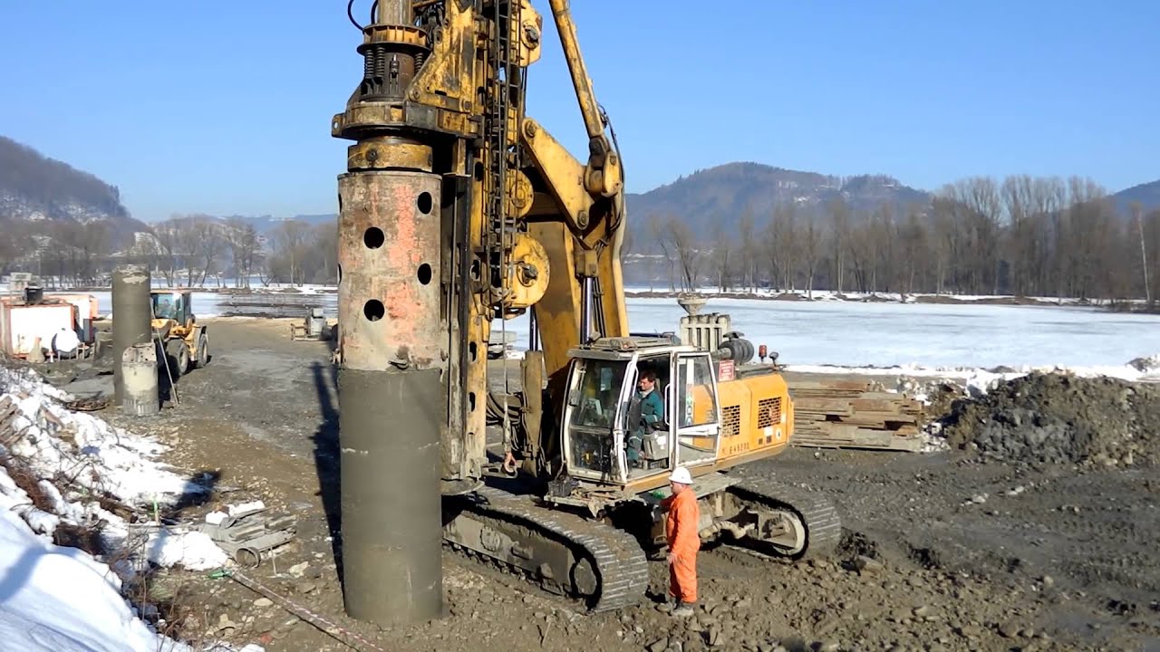 Bauer BG 24H drill in gravel