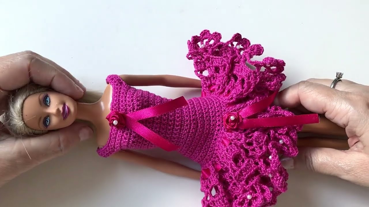 Show Mostrando Vestido Com Pontas de Flores de Crochê Para Barbie Por Pecunia Milliom