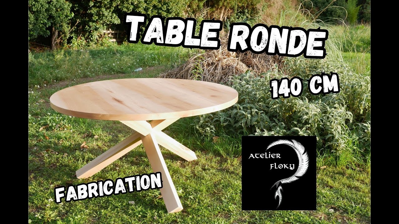 Une TABLE ronde sur trépied croisé